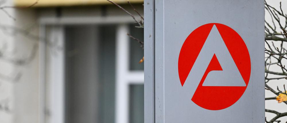Schild vor der Arbeitsagentur. (Symbolfoto)