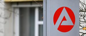 Schild vor der Arbeitsagentur. (Symbolfoto)