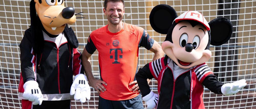 Thomas Müller in Orlando mit Goofy und Micky Maus.