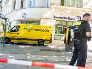 Polizisten stehen am Kurfürstendamm in Berlin an einem Geldtransporter. (Symbolbild).