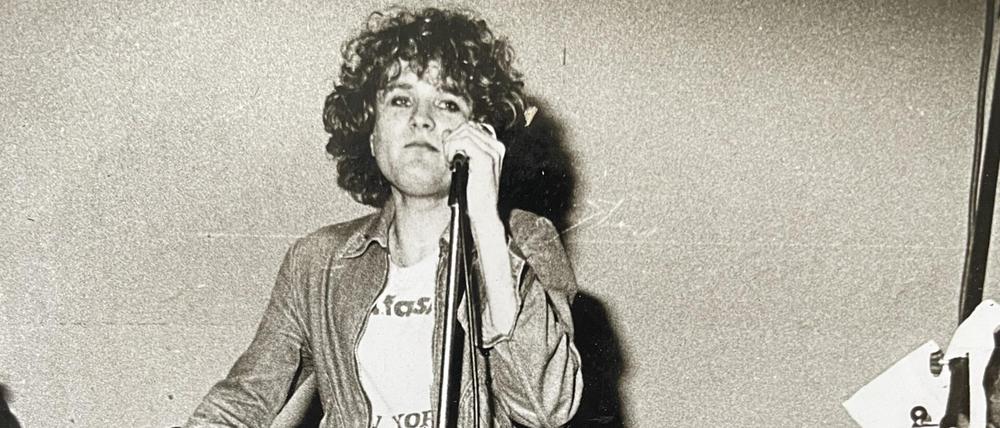 Carl Hegemann, sehr jung, als Rockstar auf der Bühne.