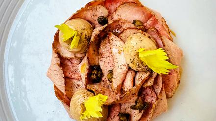 Kalbfleisch-Röschen auf Thunfischbett. Den Klassiker Vitello Tonnato gibt es nach wie vor.