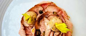 Kalbfleisch-Röschen auf Thunfischbett. Den Klassiker Vitello Tonnato gibt es nach wie vor.
