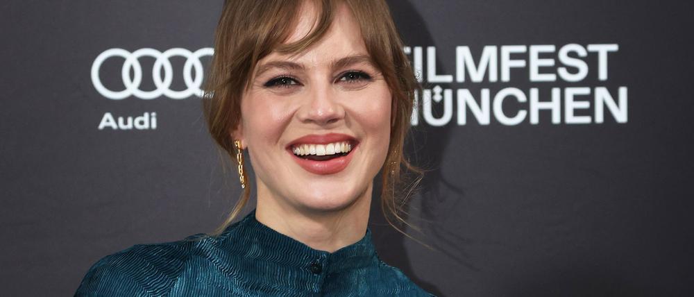 Zum Silvestersketch „Dinner for One“ hatte Alicia von Rittberg schon immer eine besondere Beziehung. Nun spielt sie in einer Serie dazu die Hauptrolle.