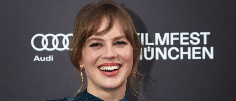 Zum Silvestersketch „Dinner for One“ hatte Alicia von Rittberg schon immer eine besondere Beziehung. Nun spielt sie in einer Serie dazu die Hauptrolle.