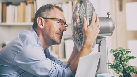 Ohne Ventilator gar nicht auszuhalten? Hitze ist nicht nur unangenehm, sondern auch ein echtes Gesundheitsrisiko.