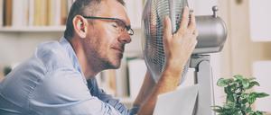 Ohne Ventilator gar nicht auszuhalten? Hitze ist nicht nur unangenehm, sondern auch ein echtes Gesundheitsrisiko.