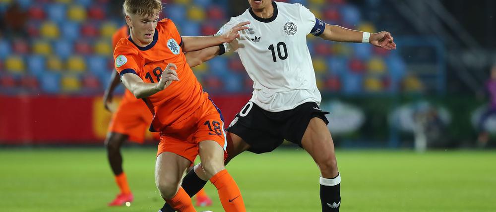 Noah Darvich (r) will beim VfB Stuttgart den Durchbruch im Profifußball schaffen.