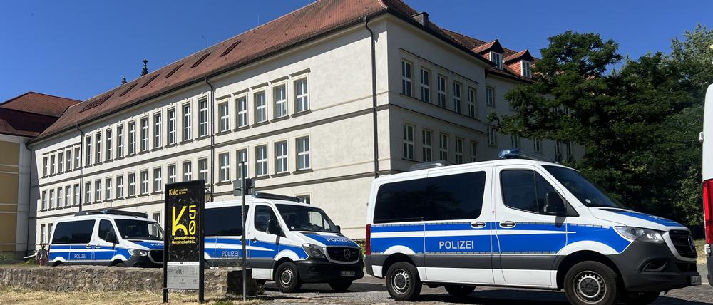 Mehrere Polizeiautos stehen vor dem Landtagsgebäude in Sachsen-Anhalt.