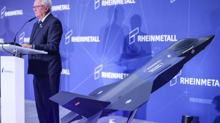 Ein Modell des F-35 auf der Bühne, auf der Konzernchef Papperger zu Mitarbeitern spricht.