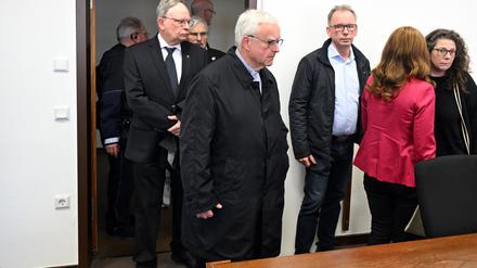 Heiner Koch, Erzbischof von Berlin, kommt in den Gerichtssaal. Koch war in einem Fall, in dem jetzt eine Entscheidung verkündet werden soll, als Zeuge geladen.
