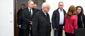 Heiner Koch, Erzbischof von Berlin, kommt in den Gerichtssaal. Koch war in einem Fall, in dem jetzt eine Entscheidung verkündet werden soll, als Zeuge geladen.