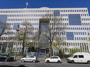 Geplante Großunterkunft für Geflüchtete an der Hasenheide im ehemaligen Gebäude der Deutschen Rentenversicherung.