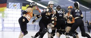 Unter dem Namen „Blockt Herta“ versucht Marianne Köppen (mit Stern auf dem Helm) am Pack vorbeizukommen.