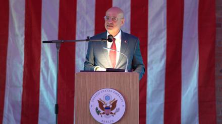 Die hohe Kunst der Diplomatie. US-Geschäftsträger Alan Meltzer begrüßt seine Gäste im Westhafen.