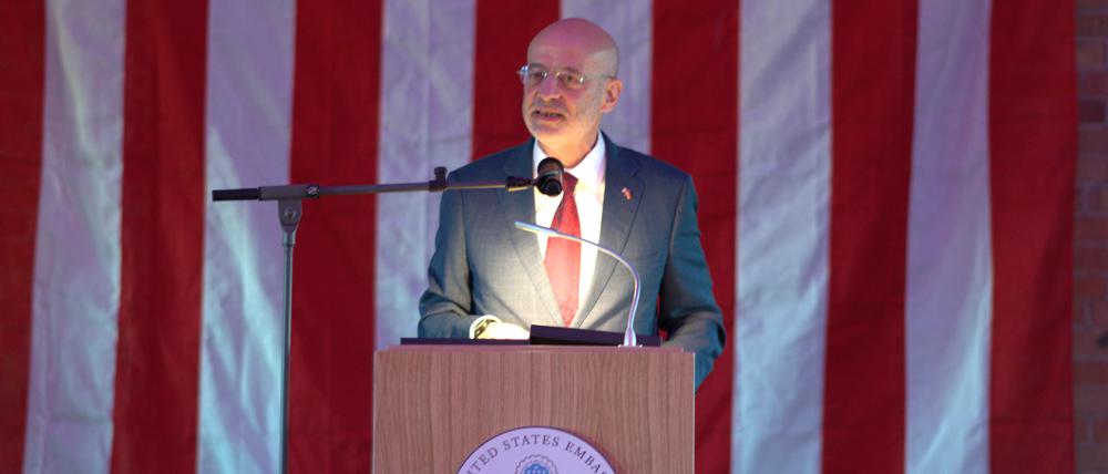 Die hohe Kunst der Diplomatie. US-Geschäftsträger Alan Meltzer begrüßt seine Gäste im Westhafen.