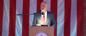 Die hohe Kunst der Diplomatie. US-Geschäftsträger Alan Meltzer begrüßt seine Gäste im Westhafen.
