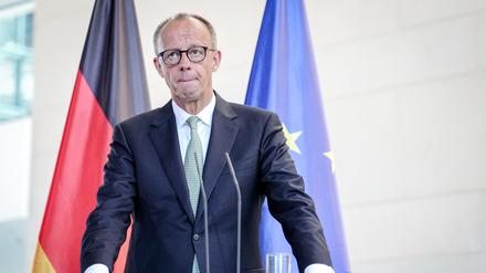 Zwei Fahnen, die der Bundeskanzler mag: Friedrich Merz vor einer Deutschland- und einer Europa-Flagge