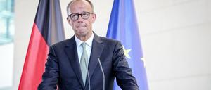 Zwei Fahnen, die der Bundeskanzler mag: Friedrich Merz vor einer Deutschland- und einer Europa-Flagge
