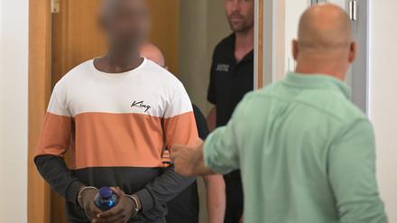 Der 23-jährige Mamadou Alpha B. steht wegen Mordes vor dem Landgericht Potsdam. Er gestand, seinen Nachbarn mit einem Messer umgebracht und eine Frau in Tötungsabsicht angegriffen zu haben. 