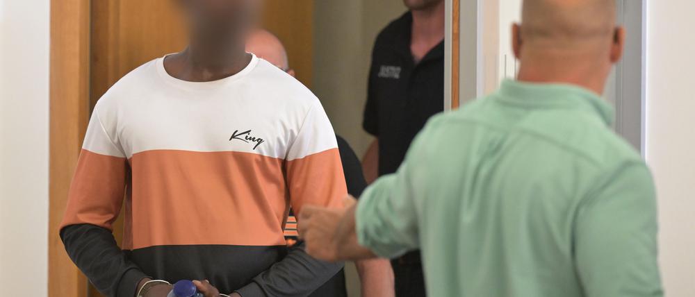Der 23-jährige Mamadou Alpha B. steht wegen Mordes vor dem Landgericht Potsdam. Er gestand, seinen Nachbarn mit einem Messer umgebracht und eine Frau in Tötungsabsicht angegriffen zu haben. 