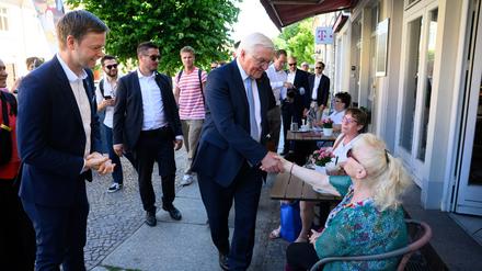 Frank-Walter Steinmeier kam auf seinem Stadtrundgang durch Neuruppin mit Menschen ins Gespräch.