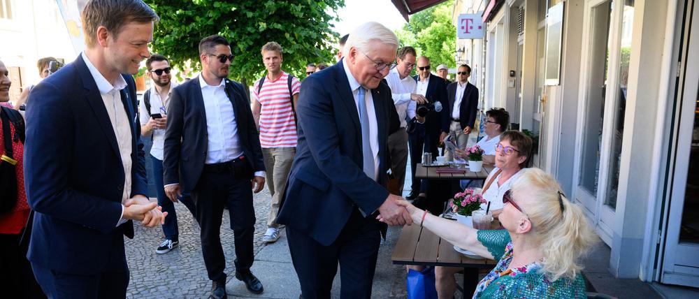Frank-Walter Steinmeier kam auf seinem Stadtrundgang durch Neuruppin mit Menschen ins Gespräch.