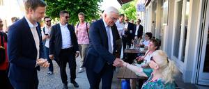 Frank-Walter Steinmeier kam auf seinem Stadtrundgang durch Neuruppin mit Menschen ins Gespräch.