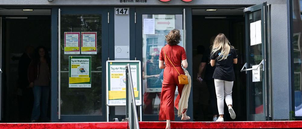Die Arbeitslosigkeit geht im Juni nur leicht zurück. (Archivbild)