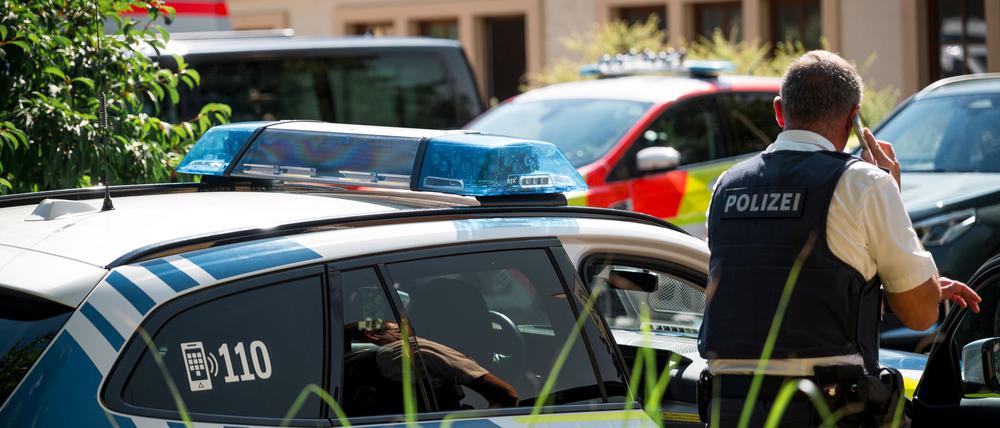 Zahlreiche Kräfte von Polizei und Rettungsdienst rückten aus.