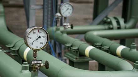 Messinstrumente zeigen den Leitungsdruck der Rohrleitungen eines Gaspeichers an. 