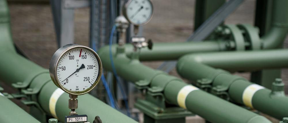 Messinstrumente zeigen den Leitungsdruck der Rohrleitungen eines Gaspeichers an. 