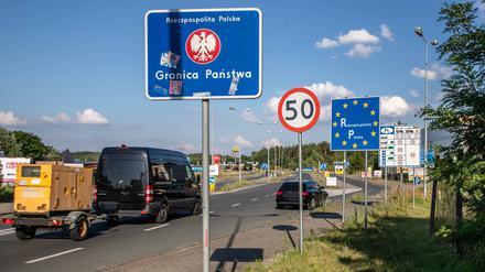 Ein Grenzschild zu Polen ist an der deutsch-polnischen Grenze in Görlitz zu sehen.