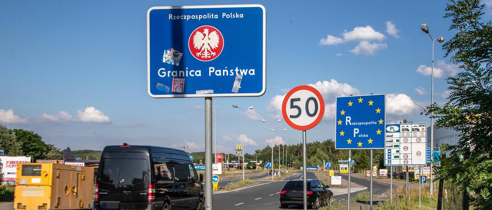 Ein Grenzschild zu Polen ist an der deutsch-polnischen Grenze in Görlitz zu sehen.