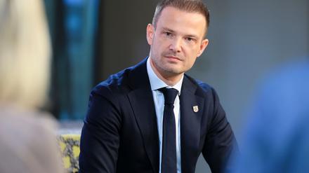 Thüringens Staatskanzleichef Stefan Gruhner (CDU) fordert den Bund auf, die ostdeutschen Bundesländer bei Zahlungen für Zusatz- und Sonderrenten aus DDR-Zeiten zu entlasten. (Archivbild)