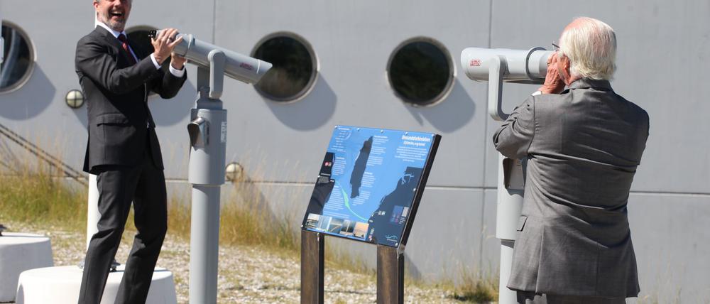 Gute Laune und Sonnenschein: Schwedens König Carl Gustaf (rechts) scherzt mit Dänemarks König Frederik.