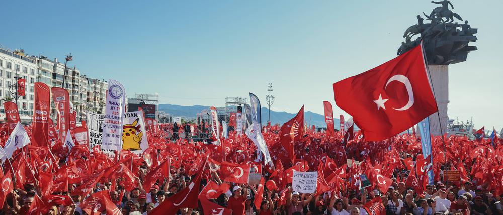 Hochburg der Opposition: Kundgebung zur Unterstützung des inhaftierten Istanbuler Bürgermeisters Ekrem Imamoğlu im Mai in Izmir.