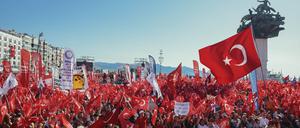 Hochburg der Opposition: Kundgebung zur Unterstützung des inhaftierten Istanbuler Bürgermeisters Ekrem Imamoğlu im Mai in Izmir.