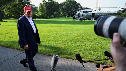 US-Präsident Trump kurz vor seinem Flug nach Florida am Dienstag. 