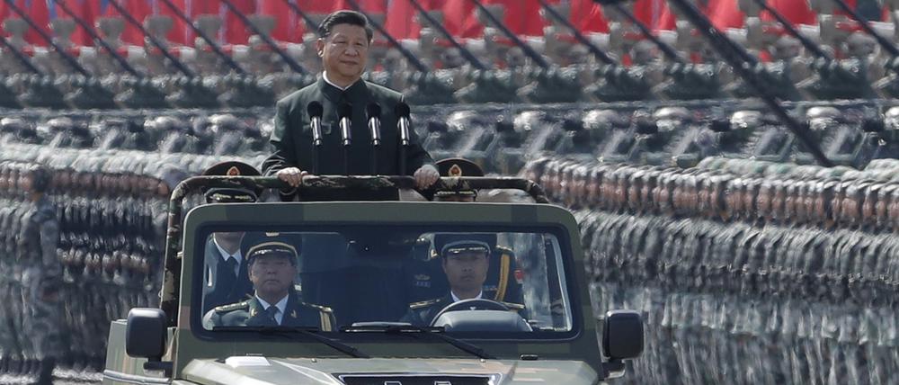 Chinas Präsident Xi Jinping bei einer Militärparade am 30.06.2017 in Hongkong.
