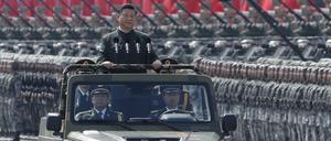 Chinas Präsident Xi Jinping bei einer Militärparade am 30.06.2017 in Hongkong.