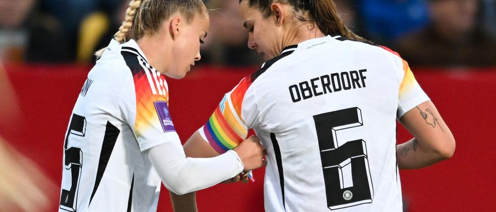 Giulia Gwinn (l.) trägt die Regenbogenbinde bei der EM