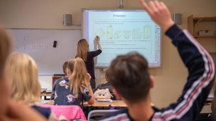 Viele Schulen in Brandenburg klagen über Lehrermangel (Symbolbild).