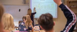 Viele Schulen in Brandenburg klagen über Lehrermangel (Symbolbild).