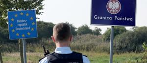 Ein Bundespolizist bei einer flexiblen Schwerpunktkontrolle an der deutsch-polnischen Grenze. 