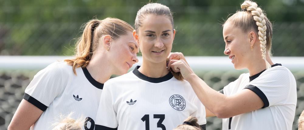 Kapitänin und Kümmerin: Giulia Gwinn (r).