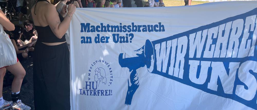Protest der Initiative „HU Täterfrei“ vor der Humboldt-Universität