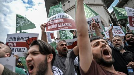 Demonstranten protestieren am Dienstag vor der Taksim-Moschee in Istanbul gegen die aus ihrer Sicht unzulässige Darstellung des Propheten Mohammed.
