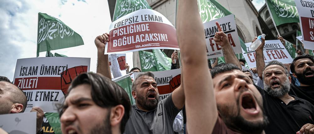 Demonstranten protestieren am Dienstag vor der Taksim-Moschee in Istanbul gegen die aus ihrer Sicht unzulässige Darstellung des Propheten Mohammed.