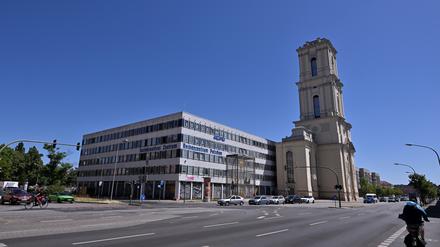 Schwierige Nachbarschaft: Das Rechenzentrum, daneben der Turm der Garnisonkirche.